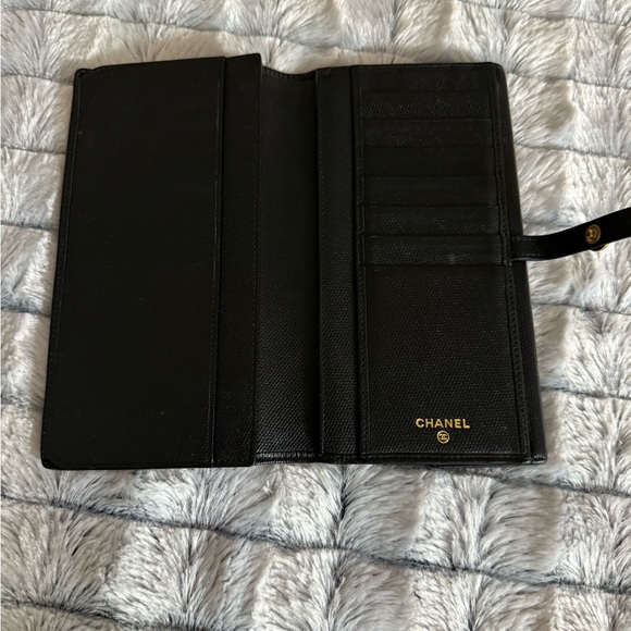 Elegant Black Chanel Coco Button Wallet - Picture 2 of 6